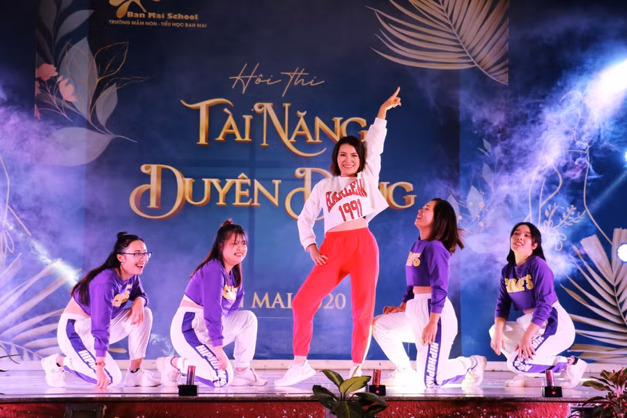 Tài năng của các nữ giáo viên được thể hiện với nhiều hình thức phong phú khác nhau.