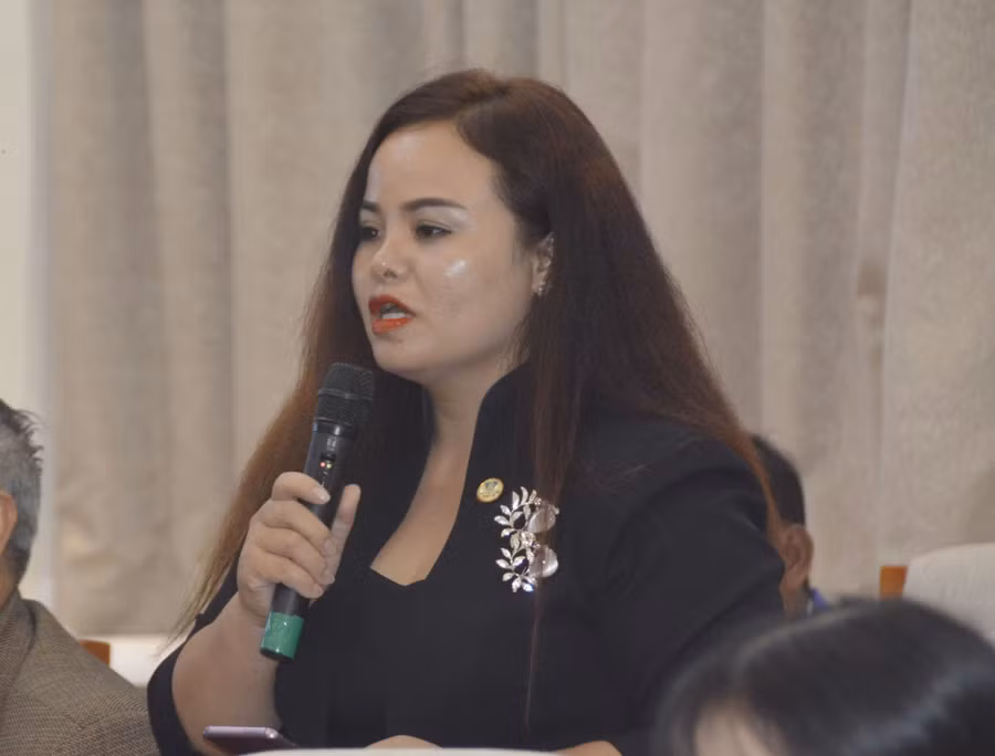 Cô Lê Thị Thu Trang chia sẻ tại buổi gặp mặt.