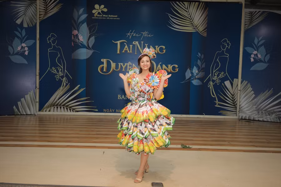 Cô giáo Dương Thị Thảo (khối Mầm non) với trang phục tái chế, tự tay thực hiện bằng các tờ rơi, giấy báo.