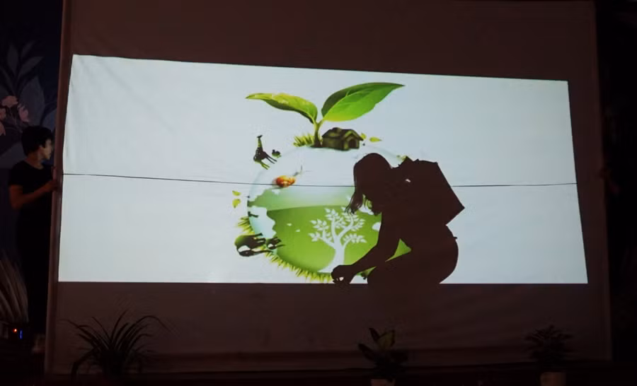 Chung tay bảo vệ môi trường, gieo trồng những mầm xanh để bảo vệ Trái đất và cuộc sống của chúng ta là thông điệp xuyên suốt trong các phần trình diễn của cô giáo Thúy Hạnh.