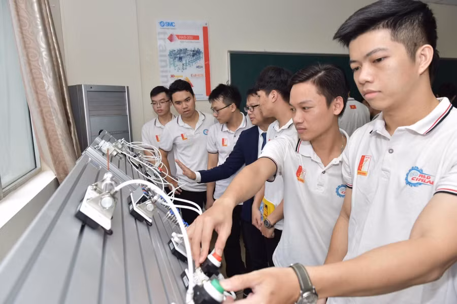 Sinh viên Trường ĐH Bách khoa Hà Nội tại phòng thí nghiệm mới.