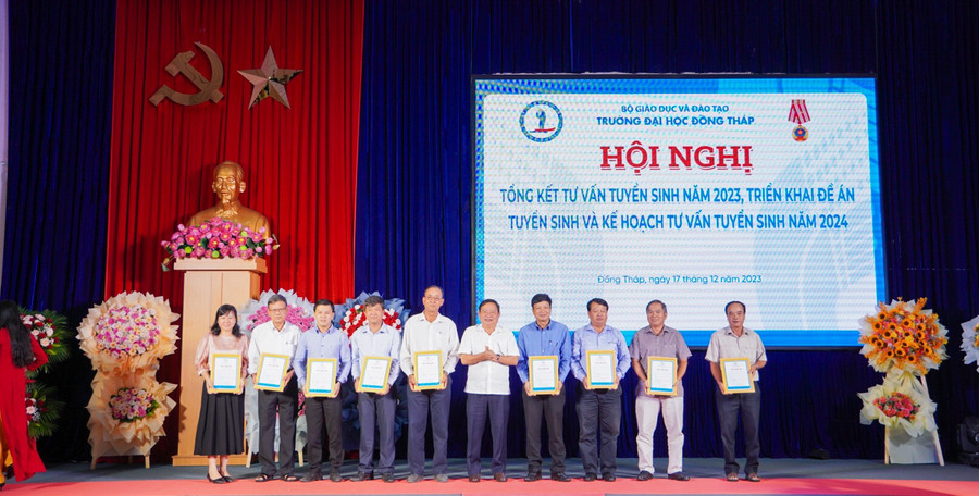 Lãnh đạo Trường ĐH Đồng Tháp trao Thư cảm ơn các Sở GD&amp;ĐT và các Trường THPT.