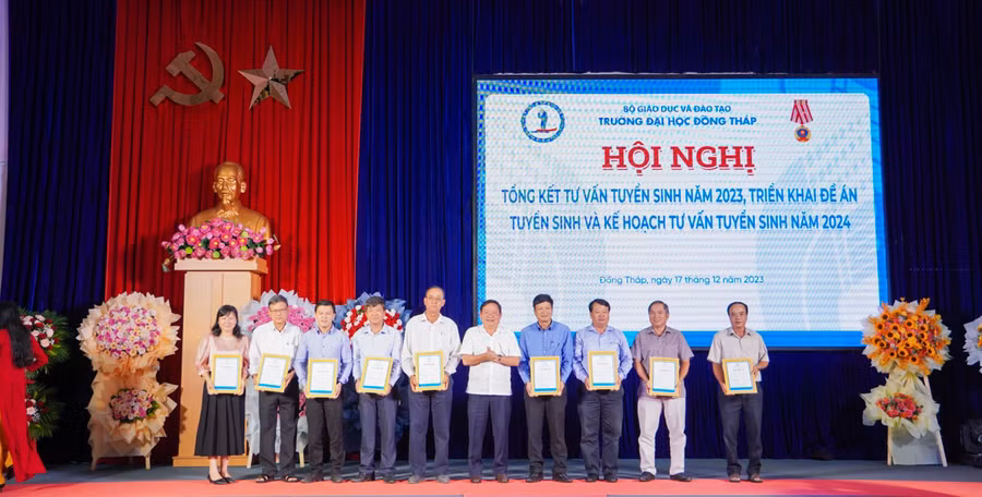 Lãnh đạo Trường ĐH Đồng Tháp trao Thư cảm ơn các Sở GD&amp;ĐT và các Trường THPT.