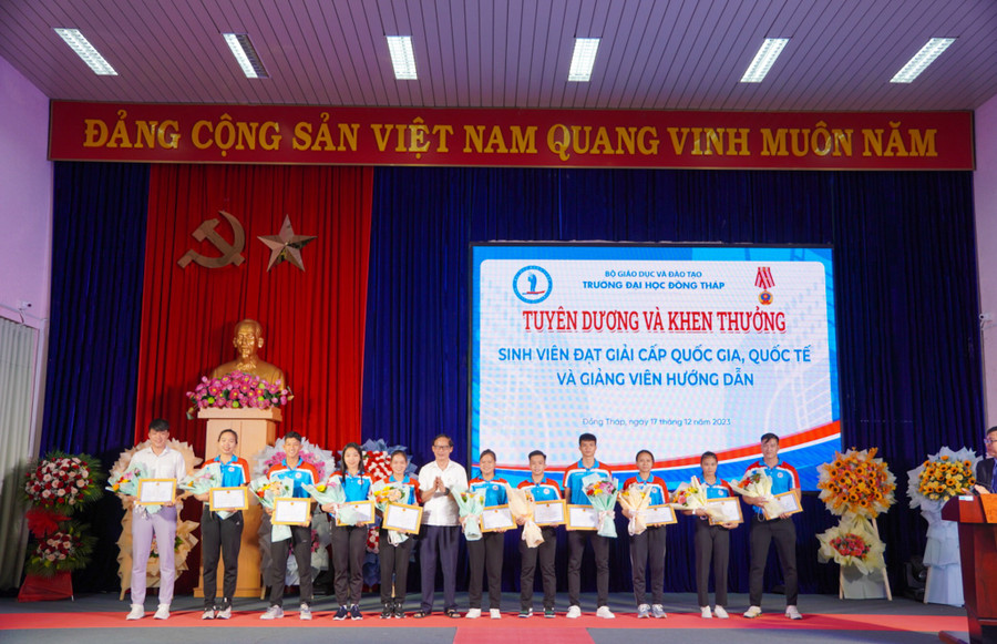 Tuyên dương SV đạt Huy chương Vàng, Huy chương Bạc, Huy chương Đồng tại các giải thi đấu thể thao cấp khu vực, quốc gia và quốc tế năm 2023.