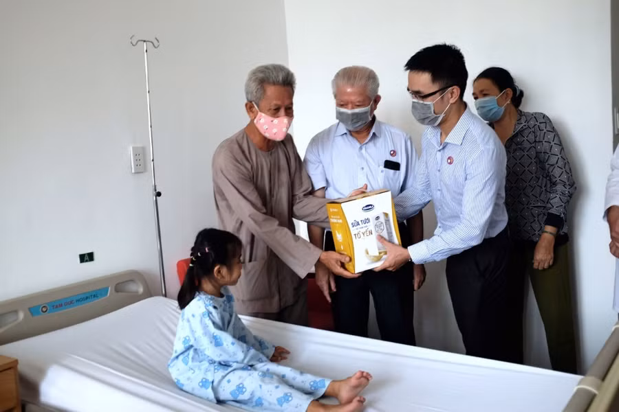 Vinamilk cùng Hội Bảo trợ Bệnh nhân nghèo TP.HCM đến thăm và tặng quà cho bé Bảo Trân tại Bệnh viện tim Tâm Đức.