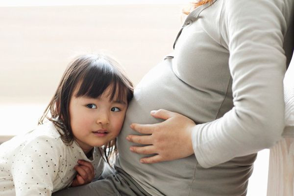 Cha mẹ nên là người đầu tiên thông báo cho trẻ biết mình sắp có em. Ảnh minh họa.