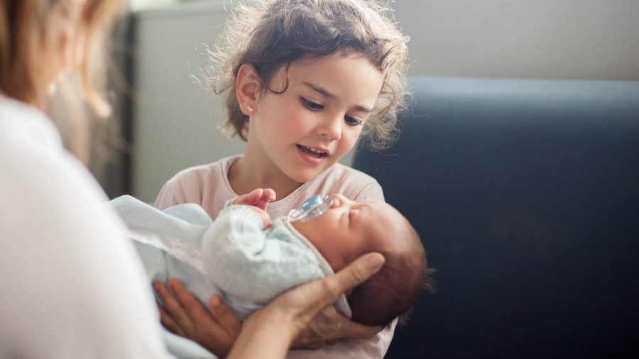 Cha mẹ nên để trẻ tham gia vào quá trình chăm sóc em bé.