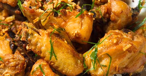 Thịt gà chứa nhiều loại protein mà khi đun lại sẽ gây chứng khó tiêu cho dạ dày. (Ảnh minh họa)