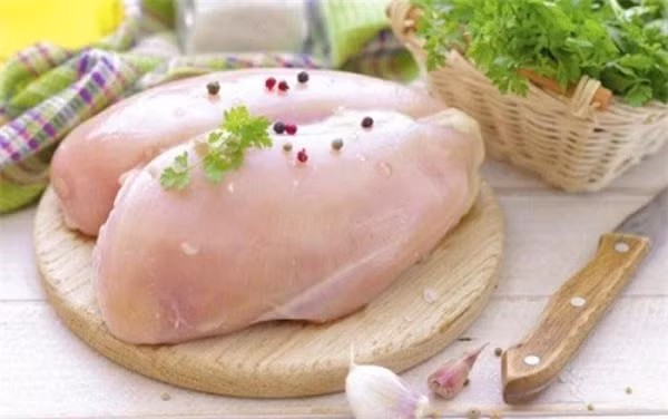Bạn nên nấu chín thịt gà ở nhiệt độ 165 độ C để tiêu diệt vi khuẩn độc hại. Ảnh: Thedailymeal.
