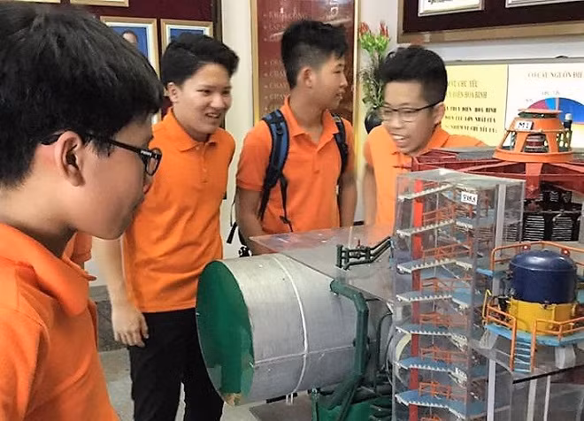 Dịch chuyển không gian lớp học ra... nhà máy thủy điện 