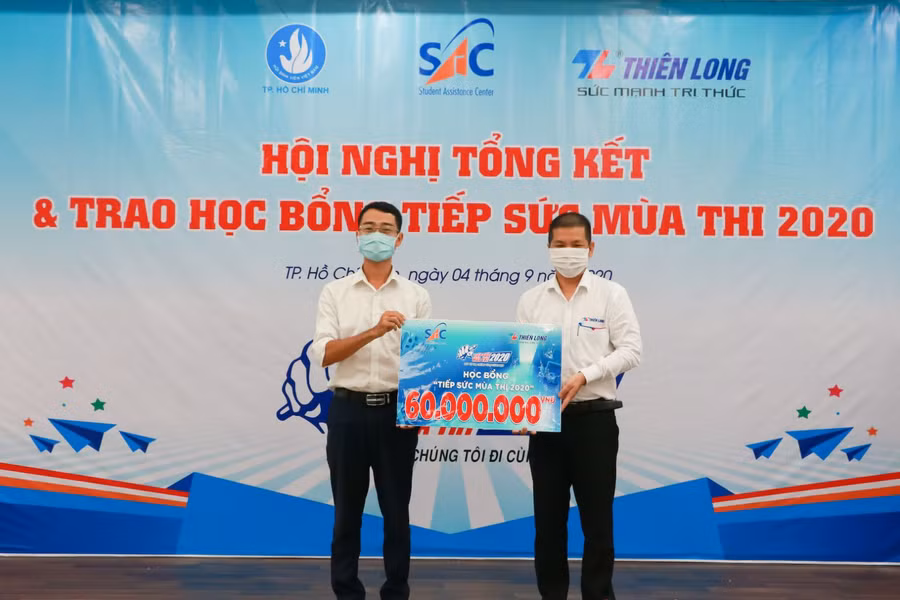 Ông Trịnh Văn Hào đại diện Tập đoàn Thiên Long trao tặng bảng tượng trưng 30 suất học bổng trị giá 60 triệu đồng