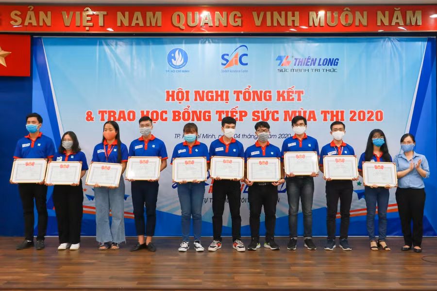 Các sinh viên tình nguyện nhận Bằng khen của chương trình