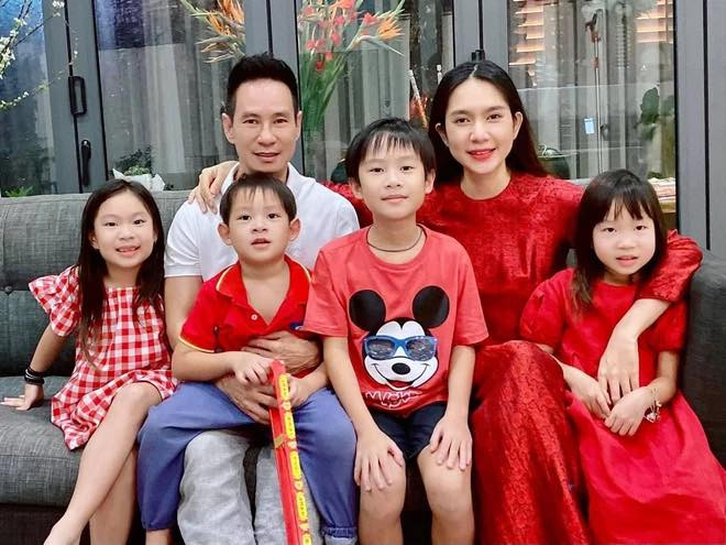 Gia đình Lý Hải - Minh Hà cùng diện trang phục tông đỏ, trắng để đón Tết Tân Sửu. Gia đình Lý Hải - Minh Hà cùng diện trang phục tông đỏ, trắng để đón Tết Tân Sửu.