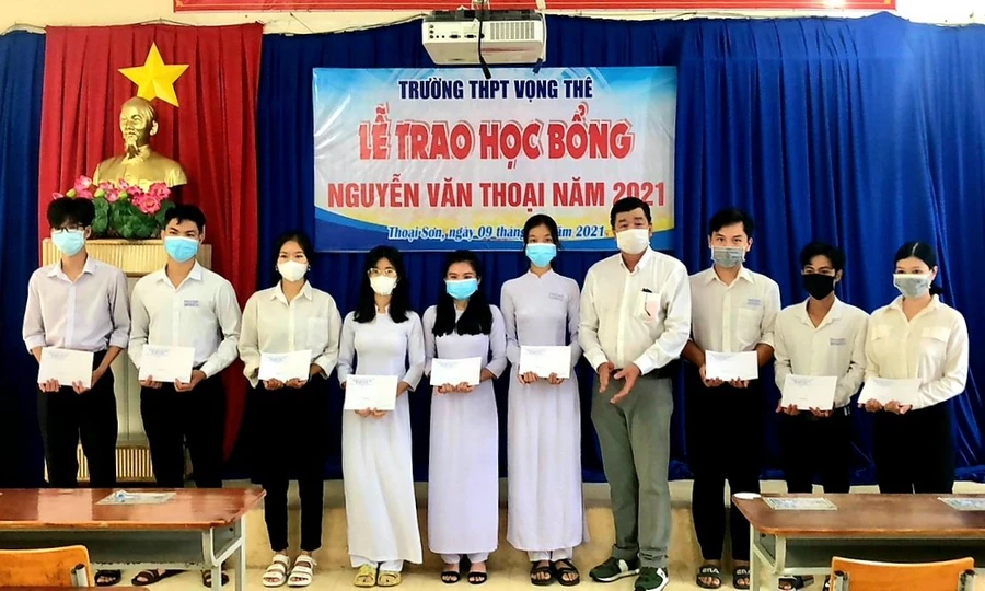 Trao học bổng cho học sinh nghèo vượt khó.