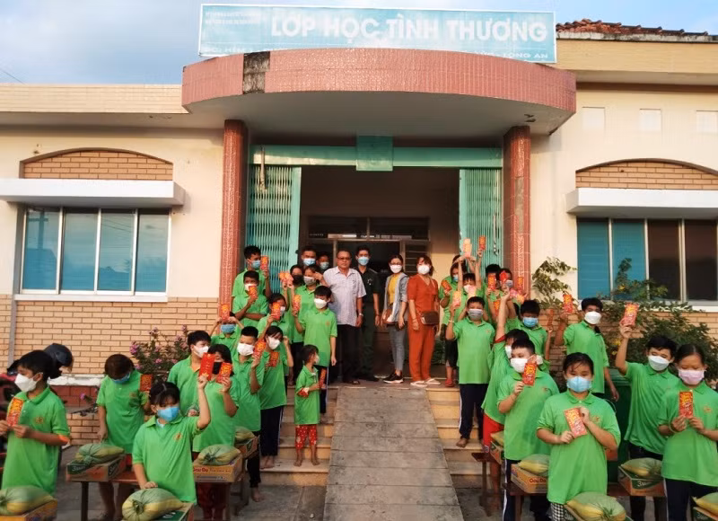 Các nhà hảo tâm tặng quà cho học sinh tại lớp học tình thương đợt đầu tháng 3/2022.