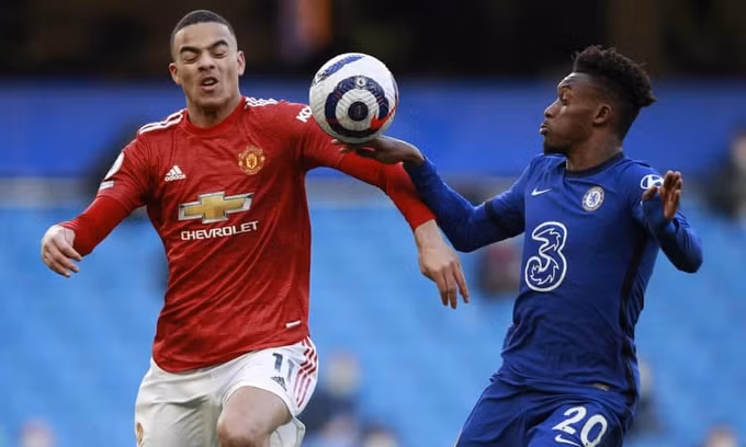 Pha để bóng chạm tay của Hudson-Odoi không bị phạt. Ảnh: Reuters.