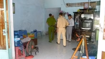 Công an khám nghiệm hiện trường vụ vây đánh khiến một người nhập viện.