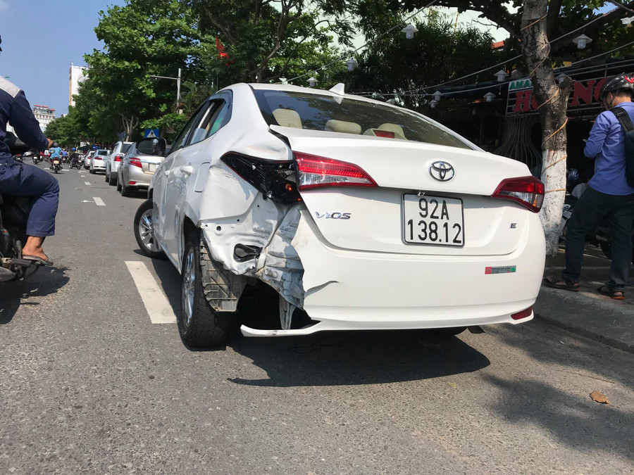 Một trong hai chiếc xe ô tô trong vụ va chạm giao thông trước số nhà 555 Nguyễn Tất Thành Một trong hai chiếc xe ô tô trong vụ va chạm giao thông trước số nhà 555 Nguyễn Tất Thành