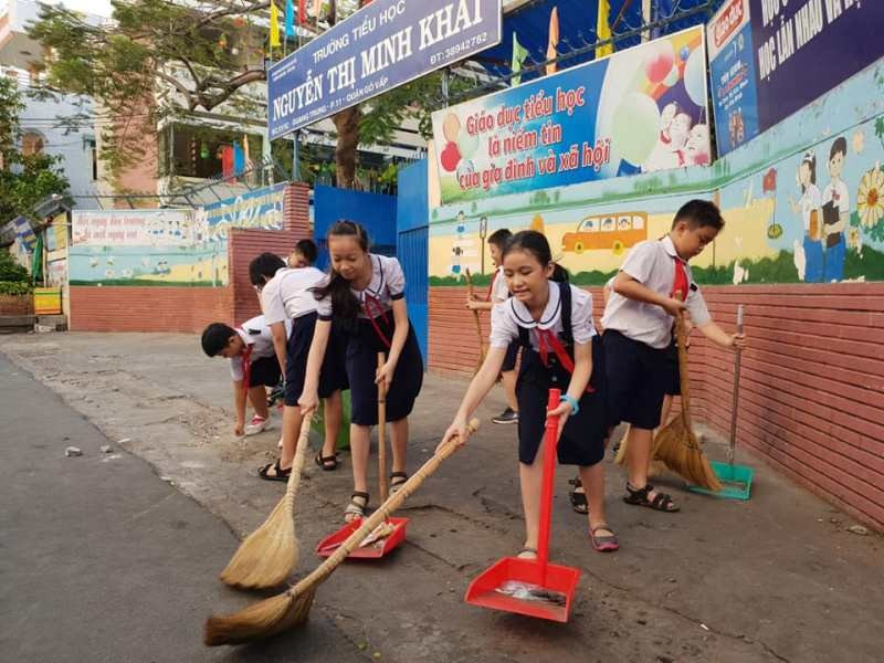 Học sinh Trường Tiểu học Nguyễn Thị Minh Khai, quận Gò Vấp tham gia làm sạch khuôn viên trường 