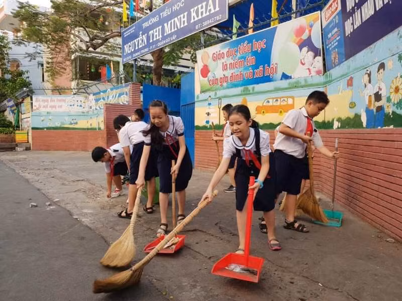 Học sinh Trường Tiểu học Nguyễn Thị Minh Khai, quận Gò Vấp tham gia làm sạch khuôn viên trường 