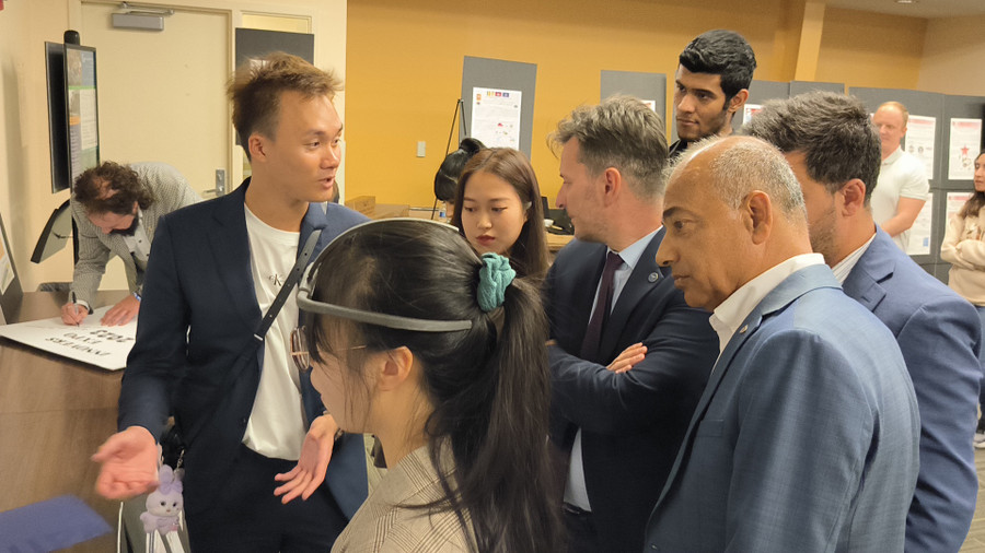 Trần Trọng Bách (trái) giới thiệu sản phẩm cho ban giám khảo tại cuộc thi INNOVERSES 2023.