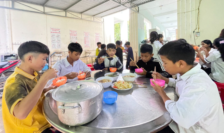 Học sinh làng Kon Tủ ăn uống ngon lành với bữa cơm tự nấu.