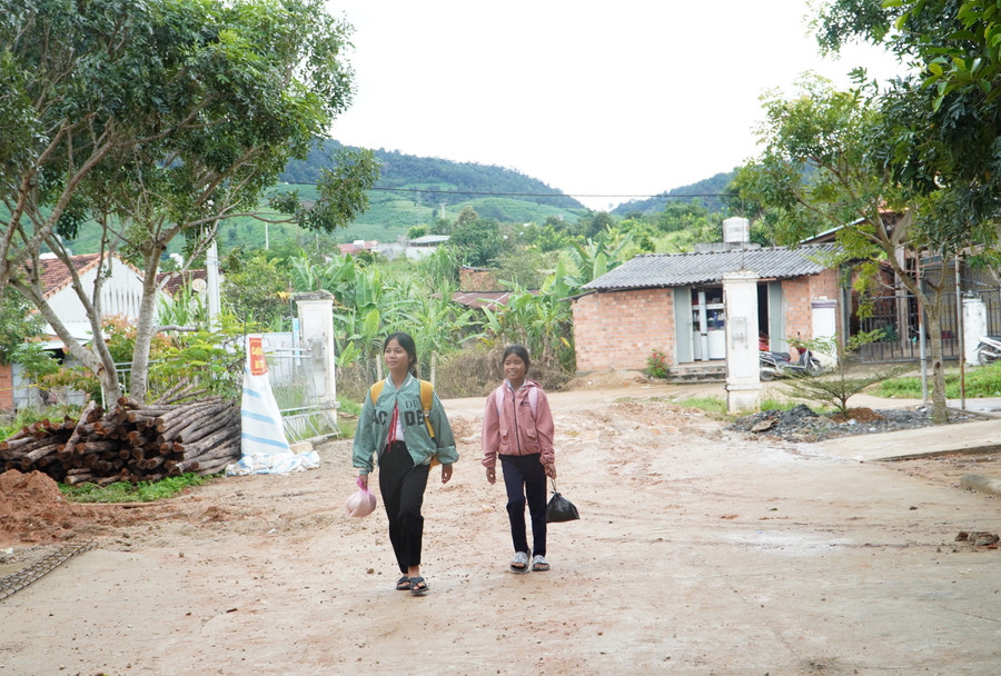 Hành trang đến trường của học trò làng Kon Tủ ngoài sách, vở là mấy ký gạo.