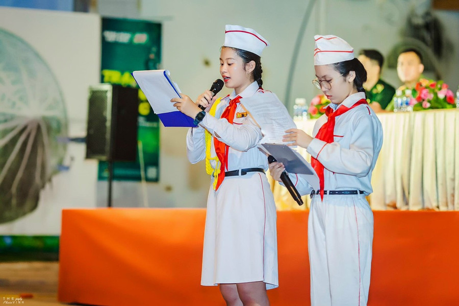 Đặng Cát Tiên (bìa trái) dẫn chương trình trong một sự kiện.