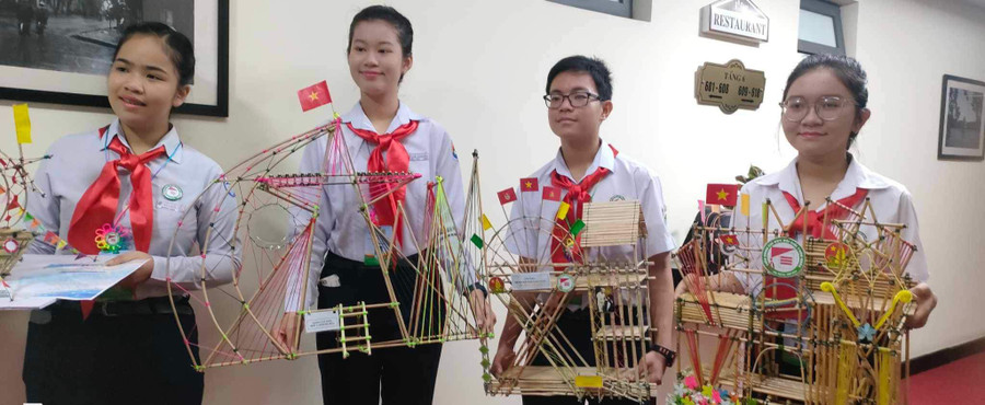 Đặng Cát Tiên (thứ 2 từ trái qua) thuyết trình sản phẩm trong một dự án học tập.