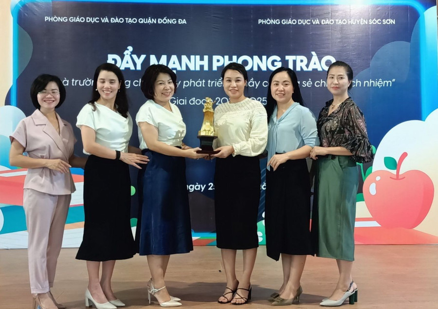 Lãnh đạo các phòng GD&amp;ĐT cam kết đẩy mạnh phong trào. Ảnh: Lan Anh