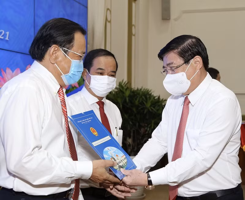 Chủ tịch UBND TP.HCM Nguyễn Thành Phong trao Quyết định thành lập cho Báo Pháp Luật TP.HCM. Ảnh: HOÀNG GIANG.