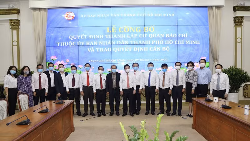 Lãnh đạo TP.HCM chụp ảnh lưu niệm với các cơ quan báo chí vừa được thành lập. Ảnh: HOÀNG GIANG.