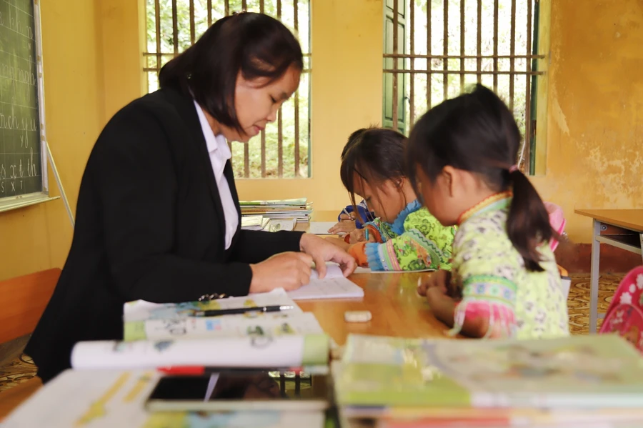 Bao năm, cô giáo Nông Thị Thìn vẫn cần mẫn rèn từng nét chữ để tạo hành trang cho các con bước vào đời.