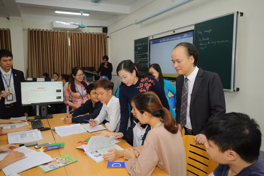 Bà Nguyễn Thanh Hải, Ủy viên Trung ương Đảng, Bí thư Tỉnh ủy, Trưởng đoàn ĐBQH tỉnh Thái Nguyên trò chuyện với sinh viên nhà trường 