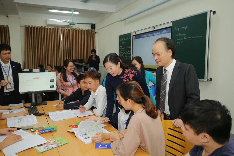 Bà Nguyễn Thanh Hải, Ủy viên Trung ương Đảng, Bí thư Tỉnh ủy, Trưởng đoàn ĐBQH tỉnh Thái Nguyên trò chuyện với sinh viên nhà trường 