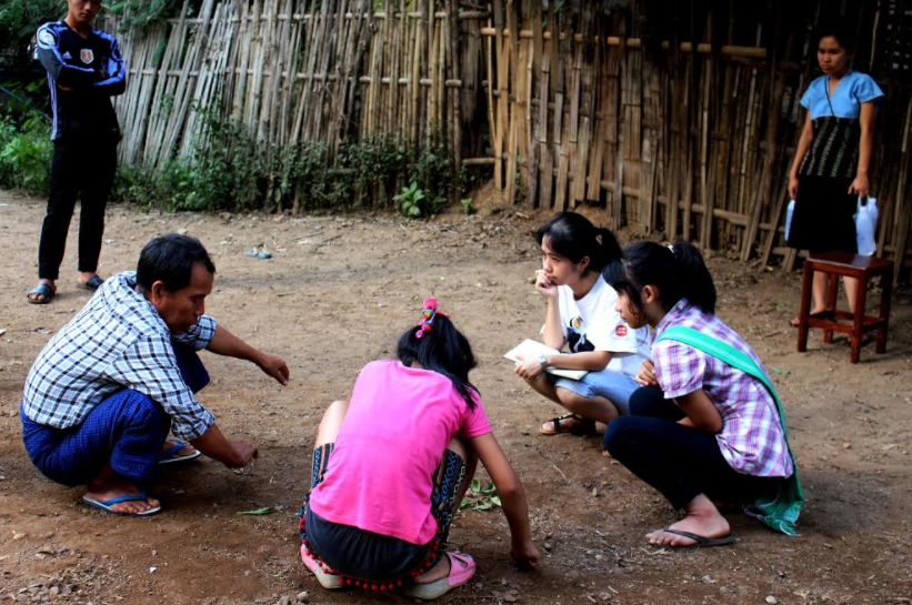 Tường Vy trò chuyện với người dân trong trại tị nạn dọc biên giới Thái Lan - Myanmar, 2016. Ảnh: Heather