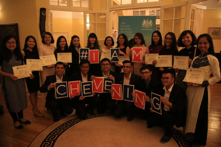 Tường Vy (đầu tiên từ phải qua) và chứng nhận học bổng Chevening, Hà Nội, 2017. Ảnh: UK In Vietnam