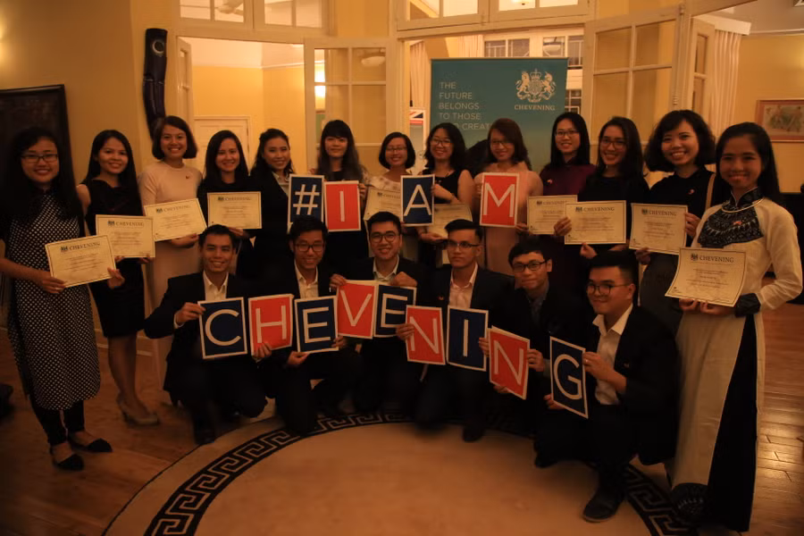 Tường Vy (đầu tiên từ phải qua) và chứng nhận học bổng Chevening, Hà Nội, 2017. Ảnh: UK In Vietnam