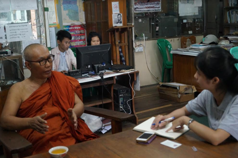 Tường Vy trò chuyện với sư thầy Hiệu trưởng một trường sư dạy cho trẻ em, Mandalay, Myanmar, 2016. Ảnh: Khin Chit Win