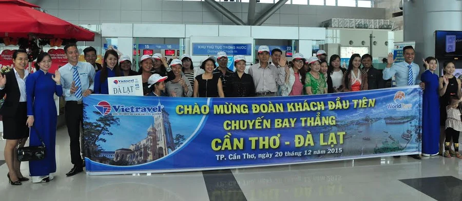 Chào mừng đoàn khách đầu tiên chuyến bay thẳng Cần Thơ - Đà Lạt.