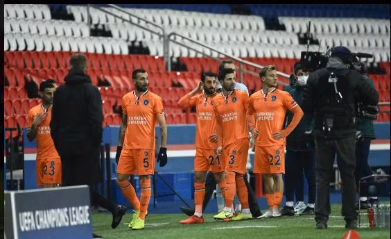 Các cầu thủ của Istanbul “thất thần” với những gì xảy ra trên sân.