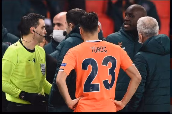 Demba Ba đã rất tức giận khi nghe trọng tài thứ tư chỉ tay và gọi Webo là “gã da đen đó”.