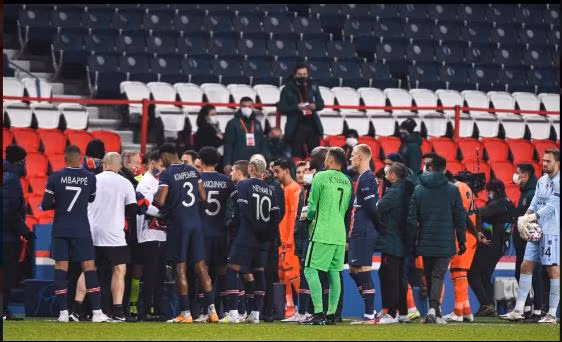 Webo rất buồn không chỉ vì tấm thẻ đỏ mà còn bị chính người “cầm cân nảy mực” phân biệt chủng tộc.