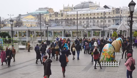 Ngam nhung qua trung khong lo tren duong pho Moscow mua Phuc sinh - Anh 1