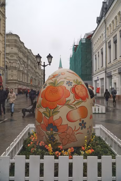 Ngam nhung qua trung khong lo tren duong pho Moscow mua Phuc sinh - Anh 8