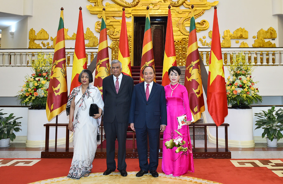 Thủ tướng Nguyễn Xuân Phúc và Phu nhân đón Thủ tướng Sri Lanka và Phu nhân. Ảnh: VGP/Quang Hiếu Thủ tướng Nguyễn Xuân Phúc và Phu nhân đón Thủ tướng Sri Lanka và Phu nhân. Ảnh: VGP/Quang Hiếu