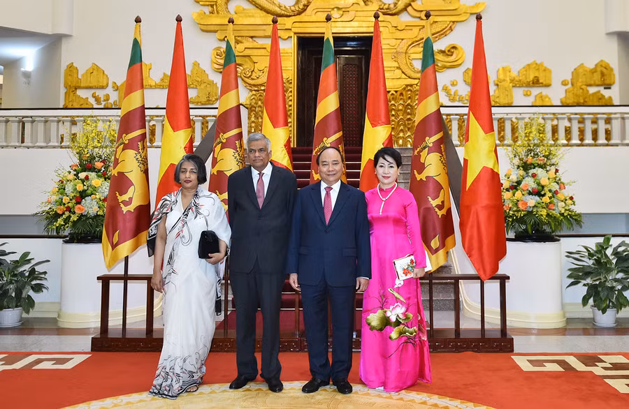 Thủ tướng Nguyễn Xuân Phúc và Phu nhân đón Thủ tướng Sri Lanka và Phu nhân. Ảnh: VGP/Quang Hiếu