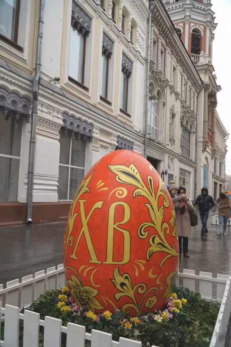 Ngam nhung qua trung khong lo tren duong pho Moscow mua Phuc sinh - Anh 2