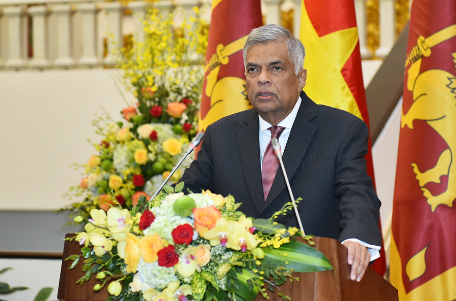Thủ tướng Sri Lanka Ranil Wickremesinghe phát biểu tại họp báo. Ảnh: VGP/Quang Hiếu