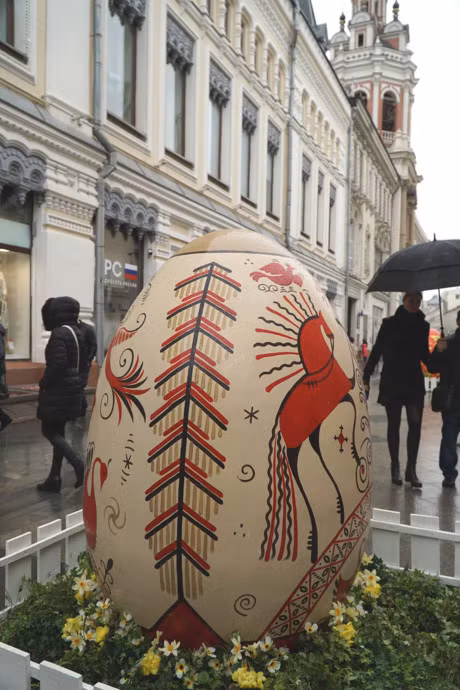 Ngam nhung qua trung khong lo tren duong pho Moscow mua Phuc sinh - Anh 4